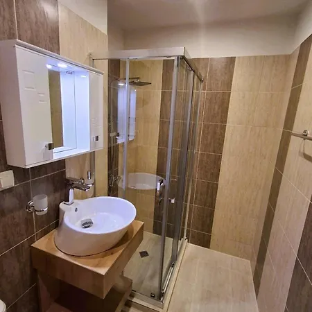 Woodsy Views 1 Bedroom *